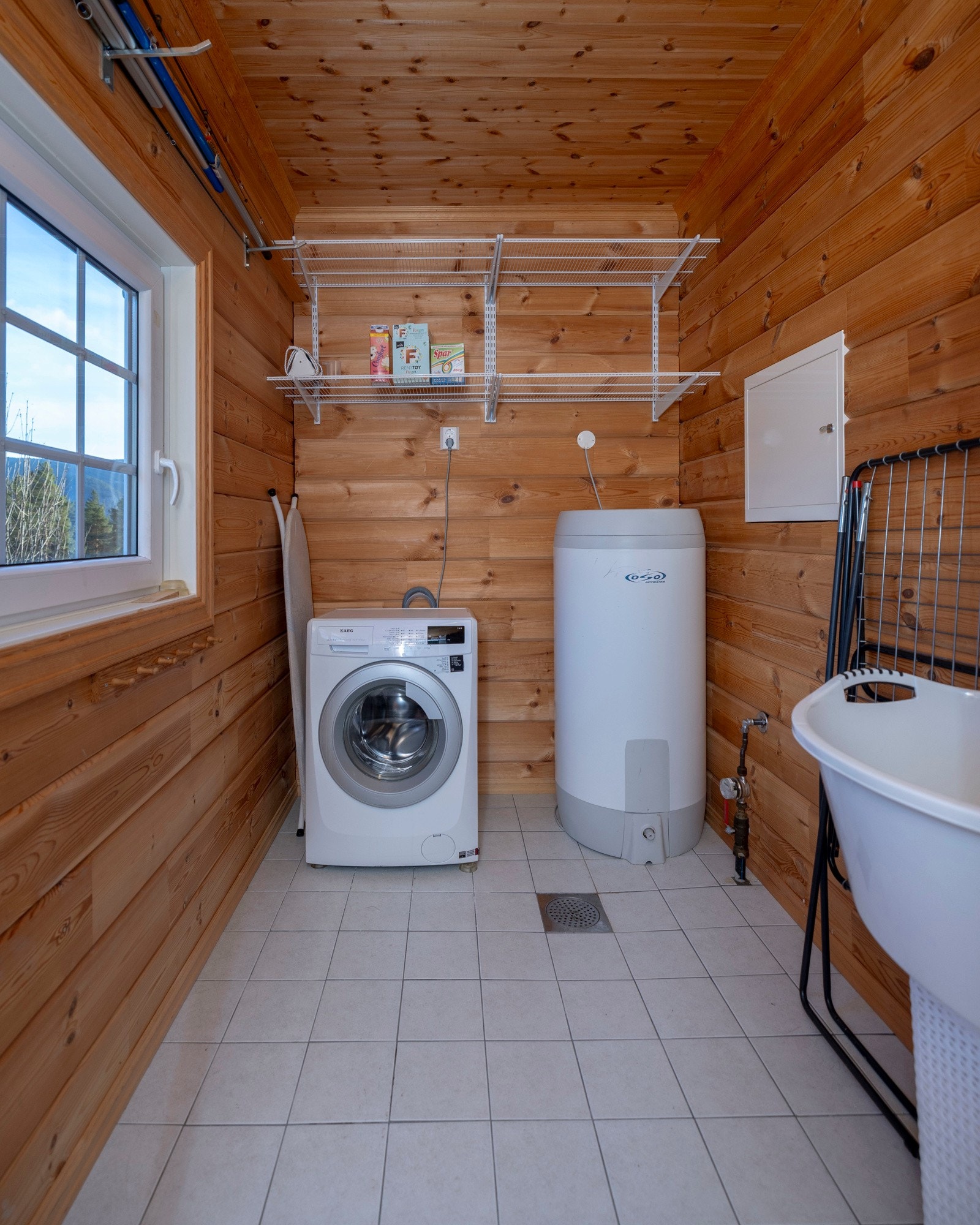 Vaskerom/teknisk rom med flislagt gulv og sluk. Rommet er utstyrt med opplegg for vaskemaskin og varmtvannsbereder. Rommet har adkomst utvendig og er registrert som BRA-e. Galleribilde