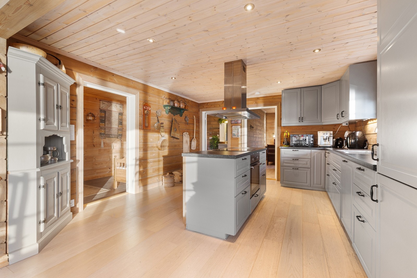 Kjøkkeninnredning fra IKEA med profilerte fronter og praktisk kjøkkenøy som gir gode arbeidsflater og rikelig med oppbevaringsplass. Galleribilde