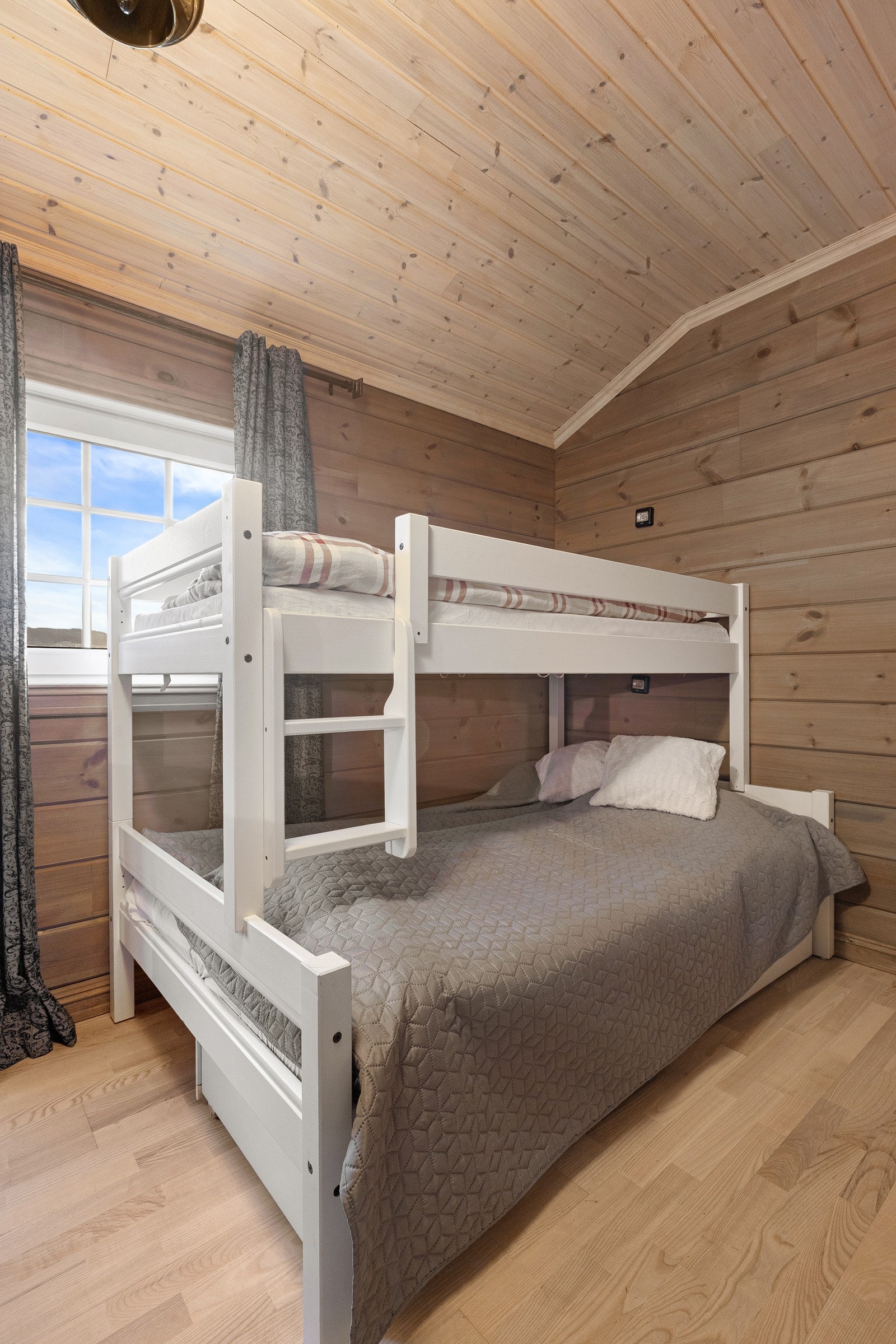 Soverommene har parkett på gulv samt trepanel på vegger og i himling, og fremstår lyse og trivelige med god utnyttelse av arealet. Galleribilde