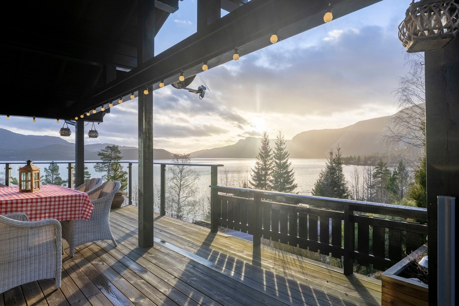 Romslig terrasse med flott utsikt mot Nisser og gode solforhold. Galleribilde