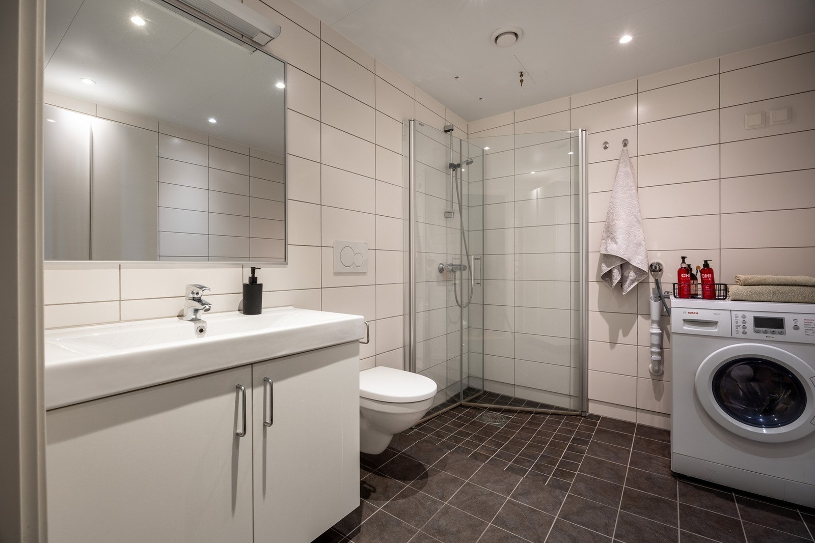 Baderom fra byggeåret 2014 med flislagt gulv med varme og flislagte vegger. Galleribilde