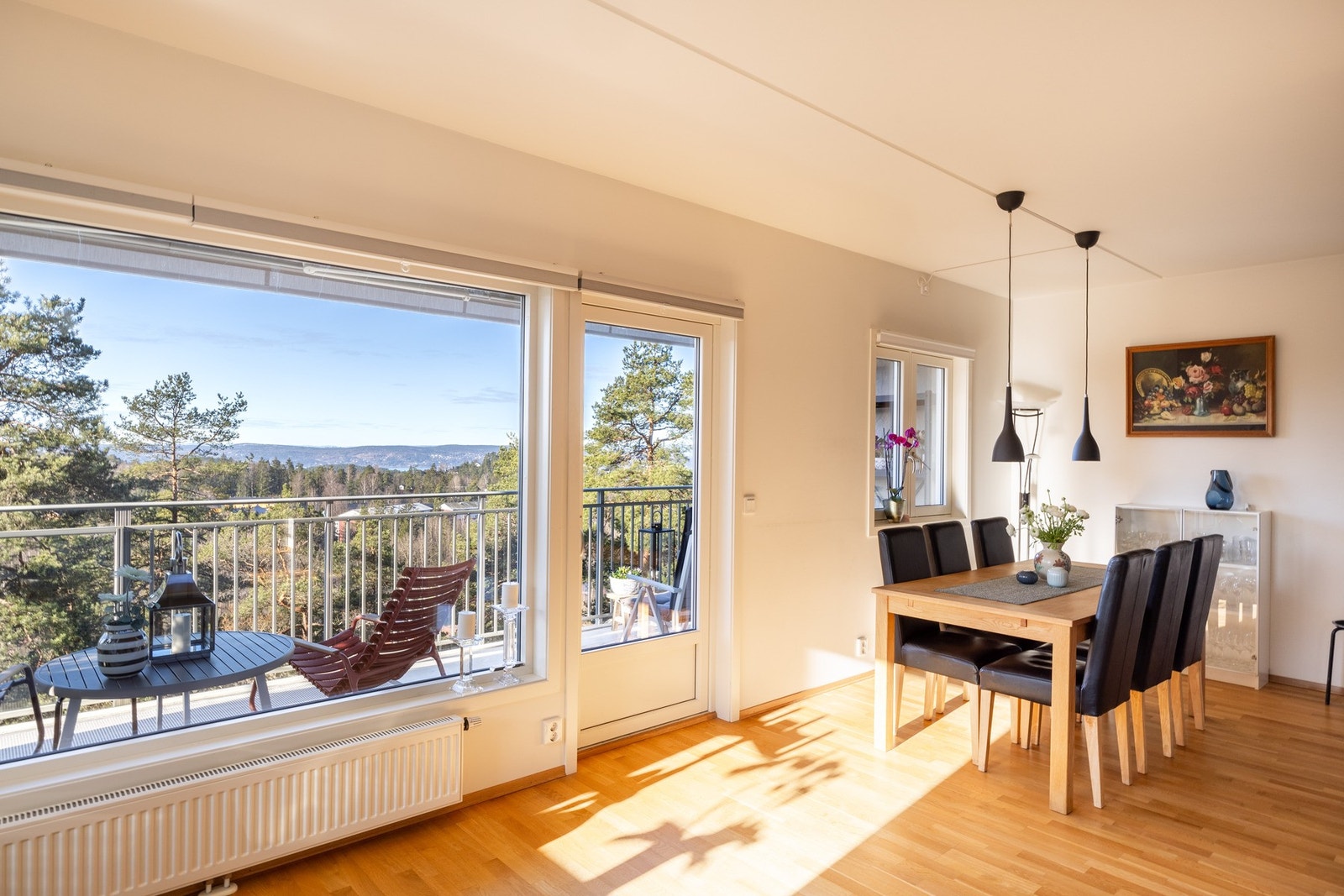 Stuen kan enkelt innredes med både sofa- og spiseseksjon. Galleribilde