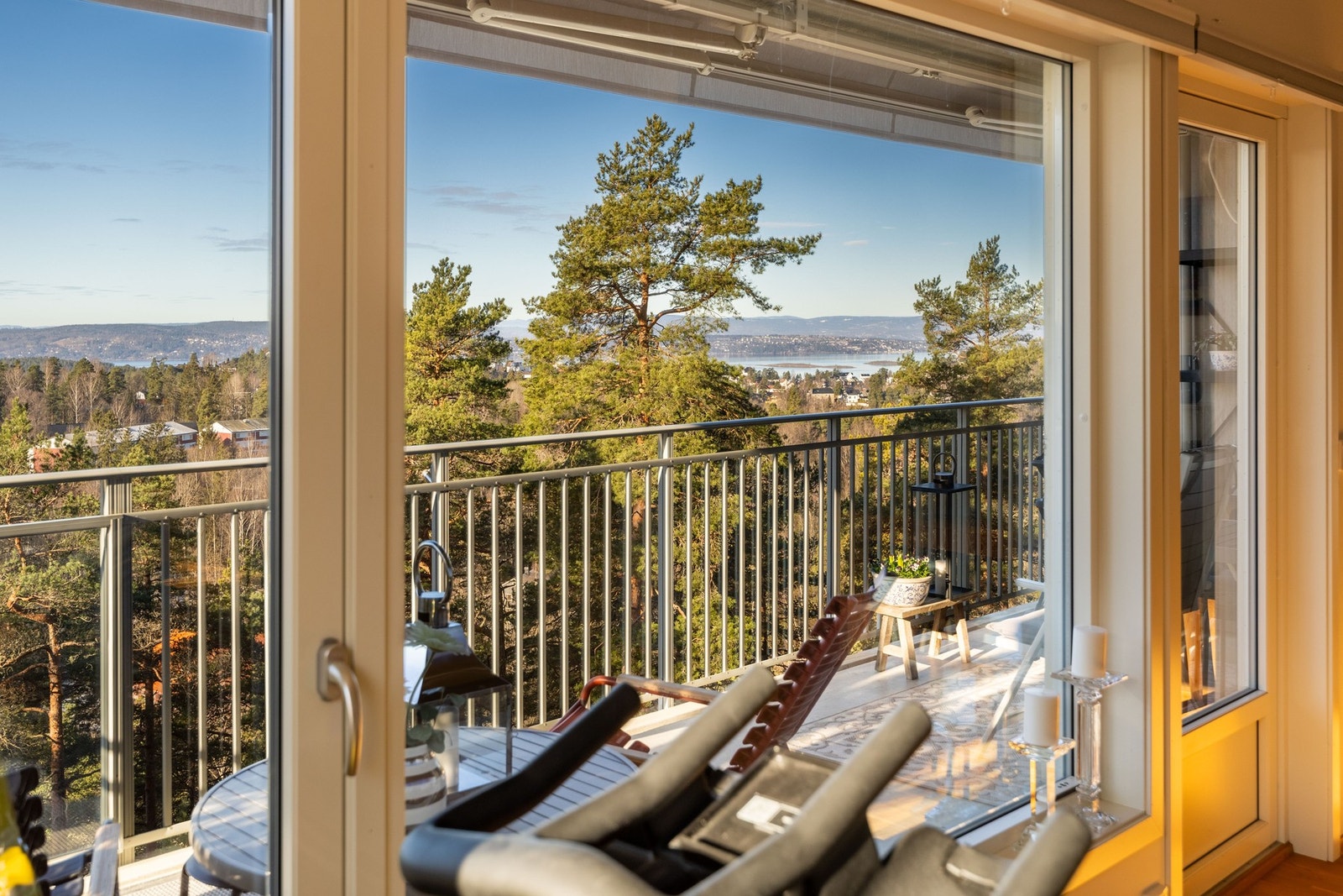 Stor sydvestvendt, overbygget balkong på hele 17 kvm. Her kan man nyte en fantastisk utsikt samt gode solforhold. Galleribilde