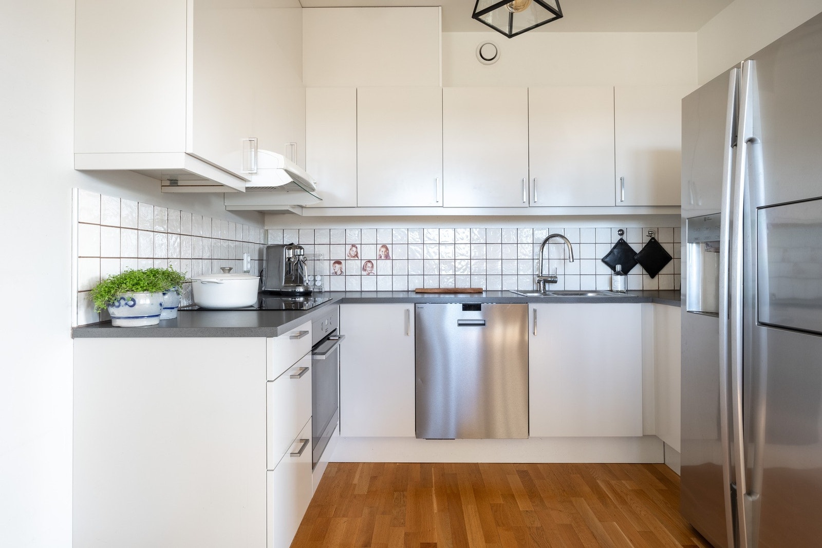 Leiligheten har den delvis åpen kjøkkenløsning vendt mot stue. Her har man godt med skap- og benkeplass. Galleribilde