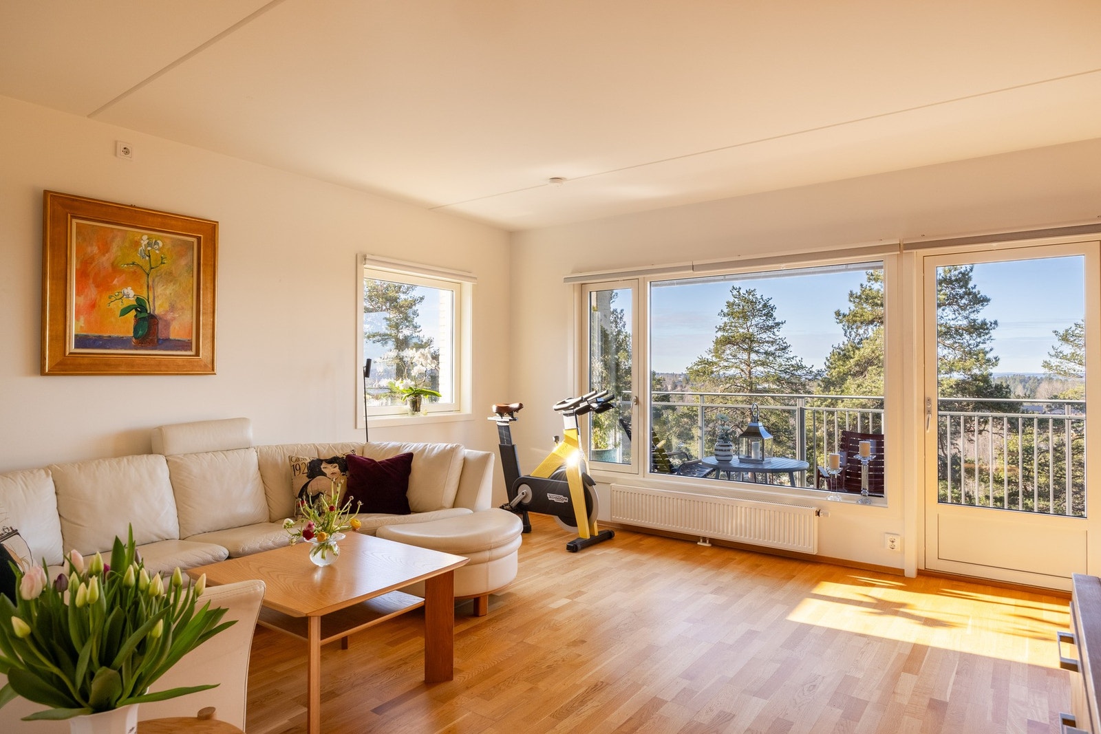 Attraktiv 4-roms endeleilighet med to garasjeplasser og stor solrik sydvestvendt balkong på hele 17 kvm. Galleribilde