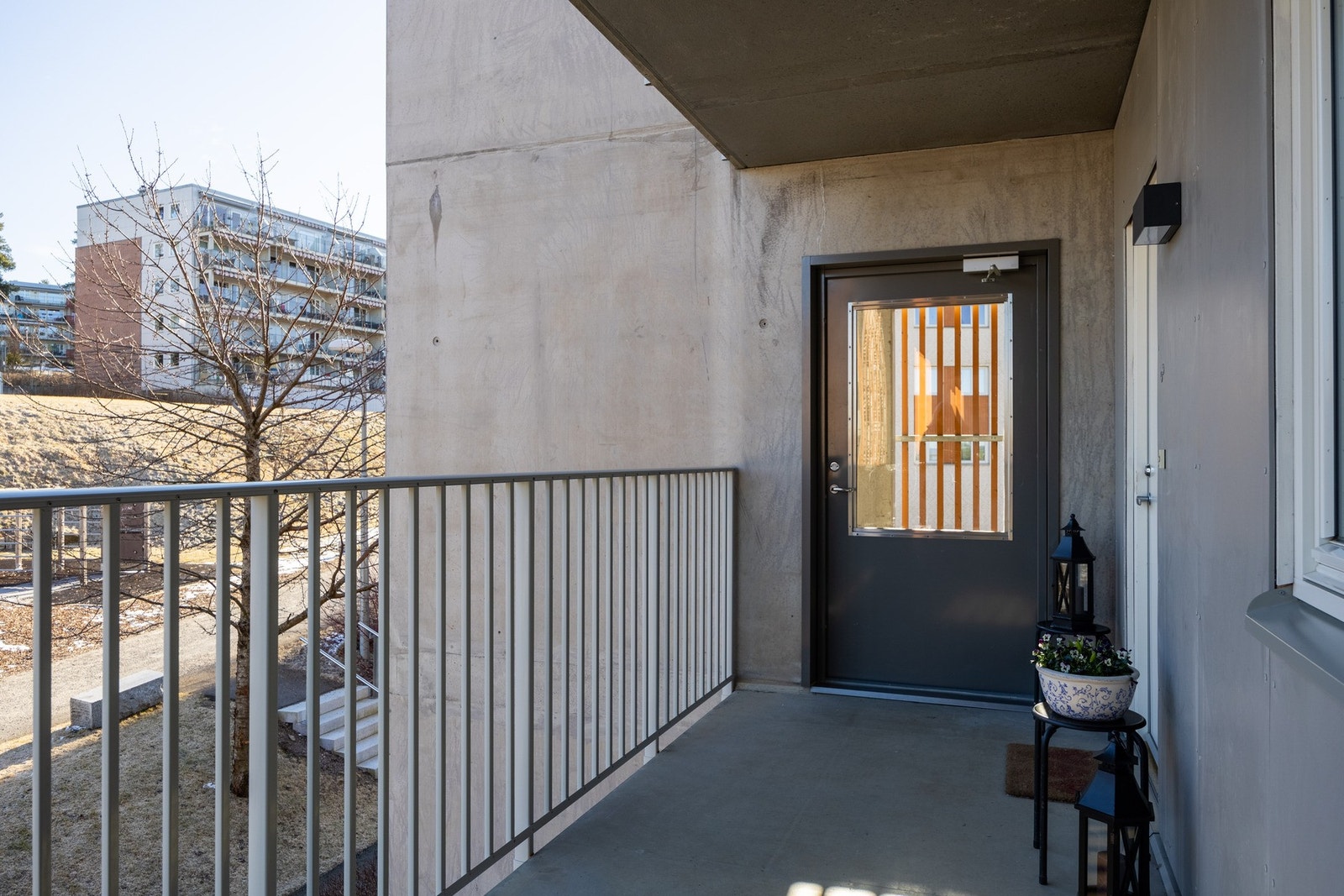 Adkomst via felles trappegang med callinganlegg og heis til overbygget svalgang. Galleribilde