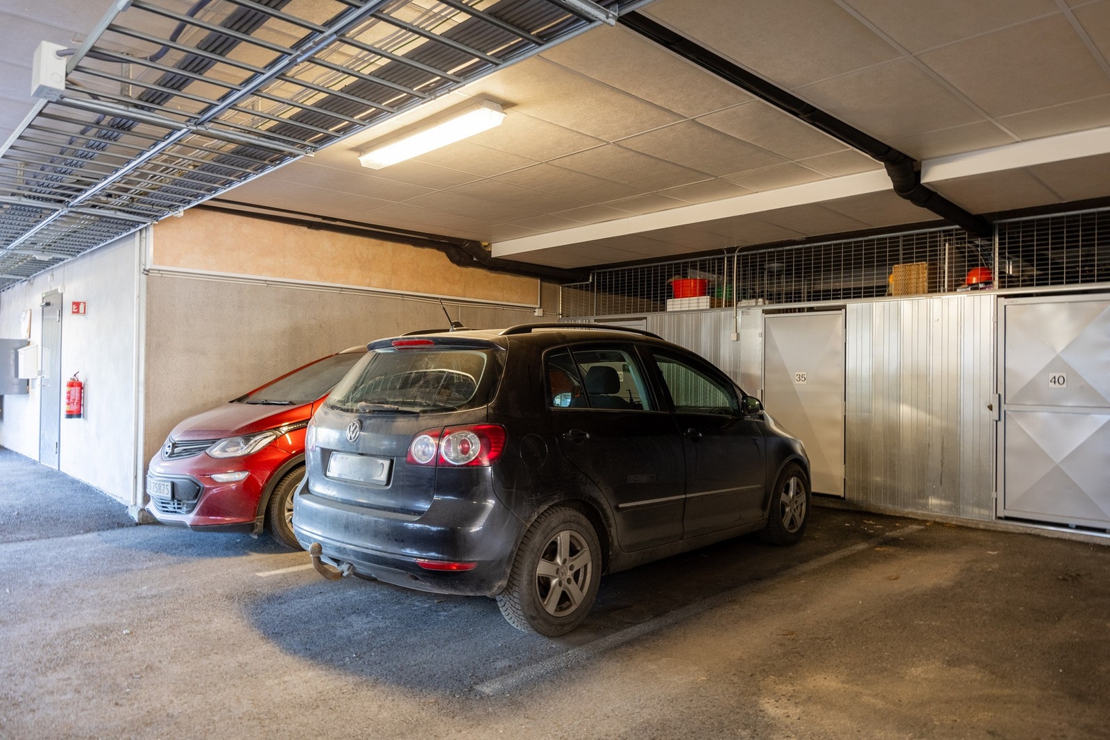 Leiligheten har to parkeringsplasser. Én garasjeplass samt én utendørs parkering. Galleribilde