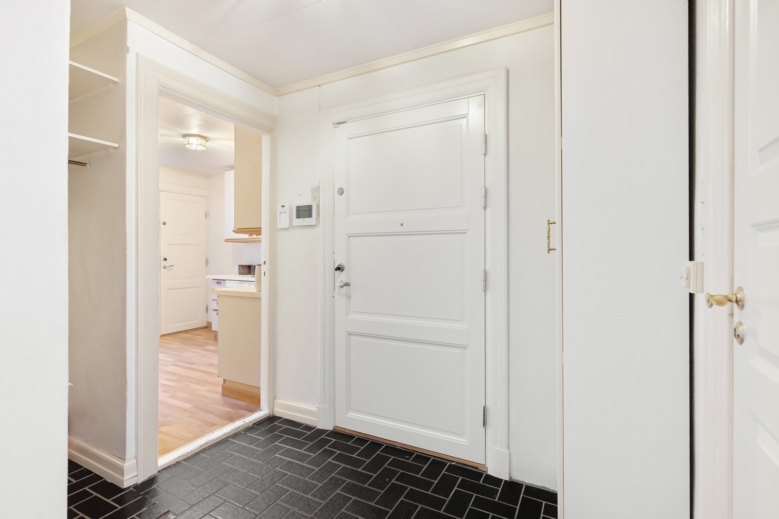 Entréen tar deg videre til boligens kjøkken. Galleribilde