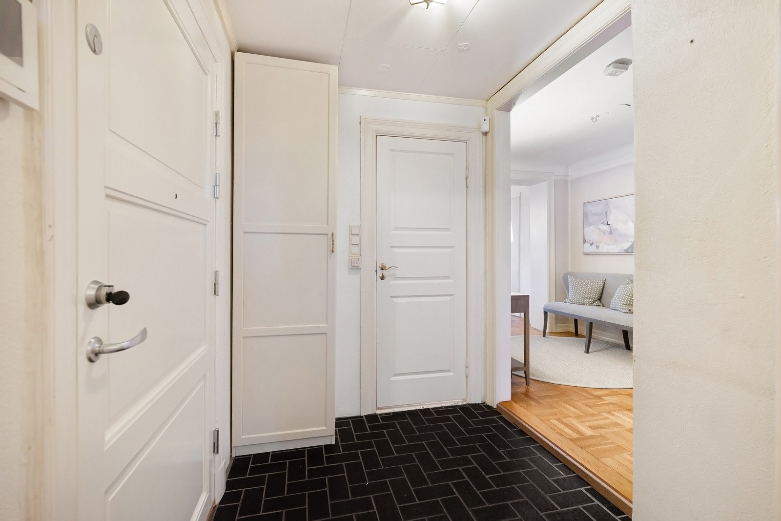 Boligens entré er innbydende og romslig, og har god plass til garderobeløsninger. Galleribilde