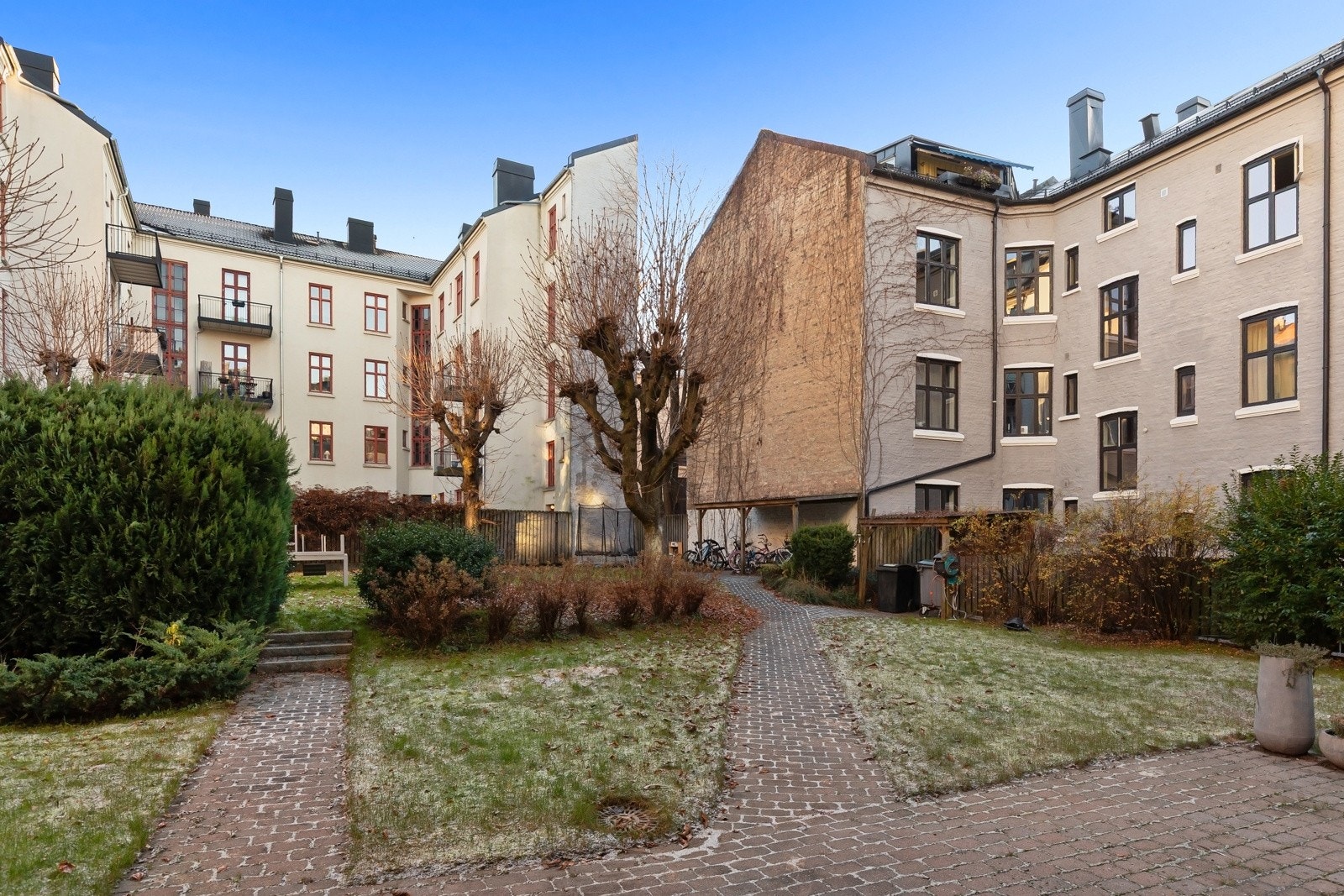 Boligen er en del av Jacob Aalls gate 9 C/D sameie, som er veldrevet og godt administrert. Galleribilde