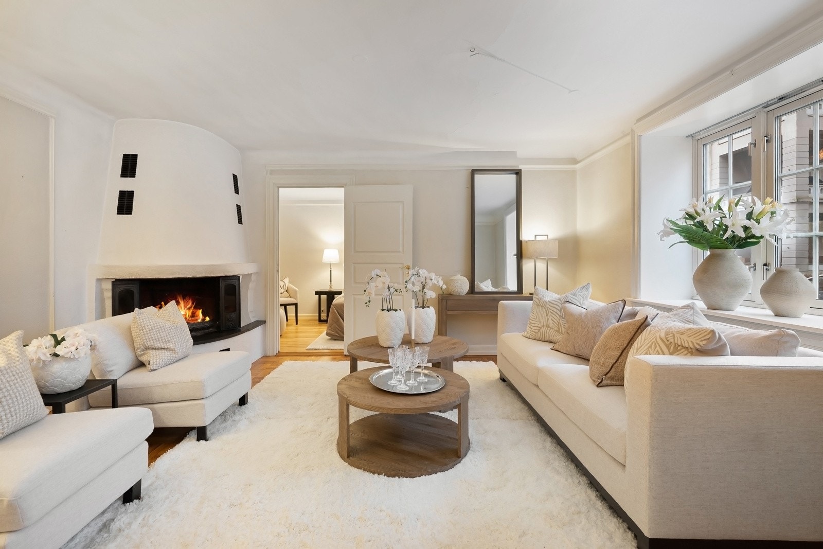 Boligens første stue er romslig, og har god plass til en større sittegruppe. Galleribilde