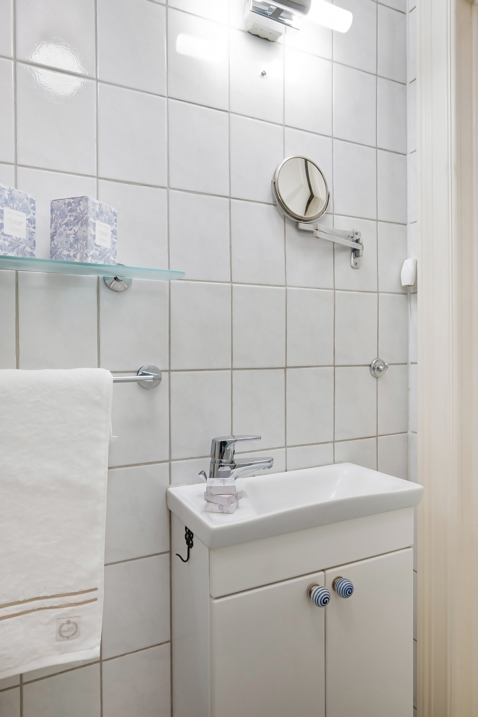 Servant med underskap, og hyller montert i vegg sikrer oppbevaringsmuligheter. Galleribilde