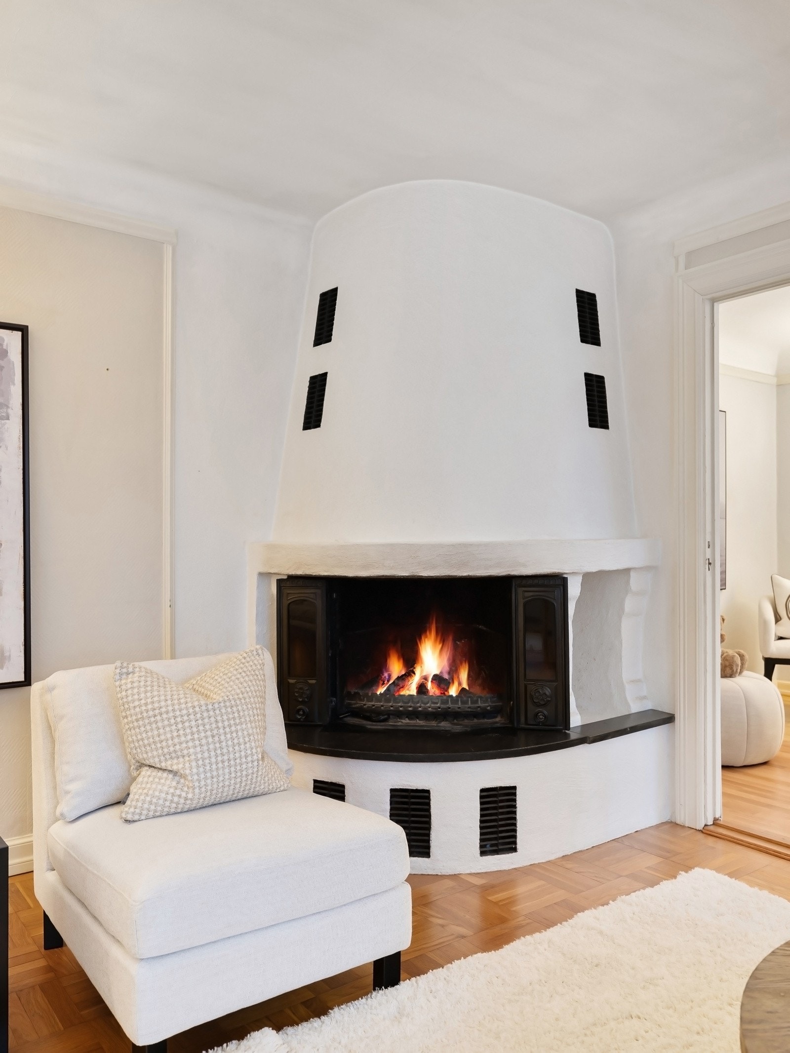 I stuen finner man en flott peis som skaper en lun følelse i stuen. Peisen varmer godt på kalde dager. Galleribilde