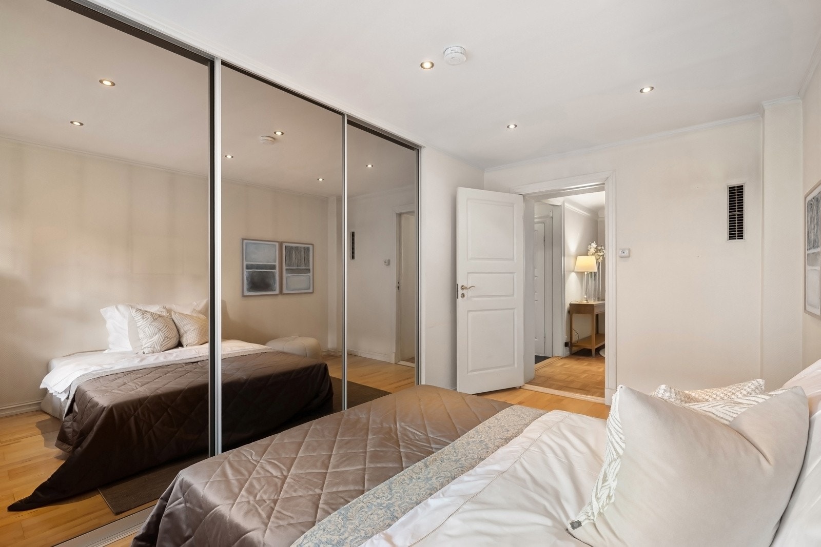 Her er det etablert skyvedørsgarderobe som sikrer godt med oppbevaringsplass. Galleribilde