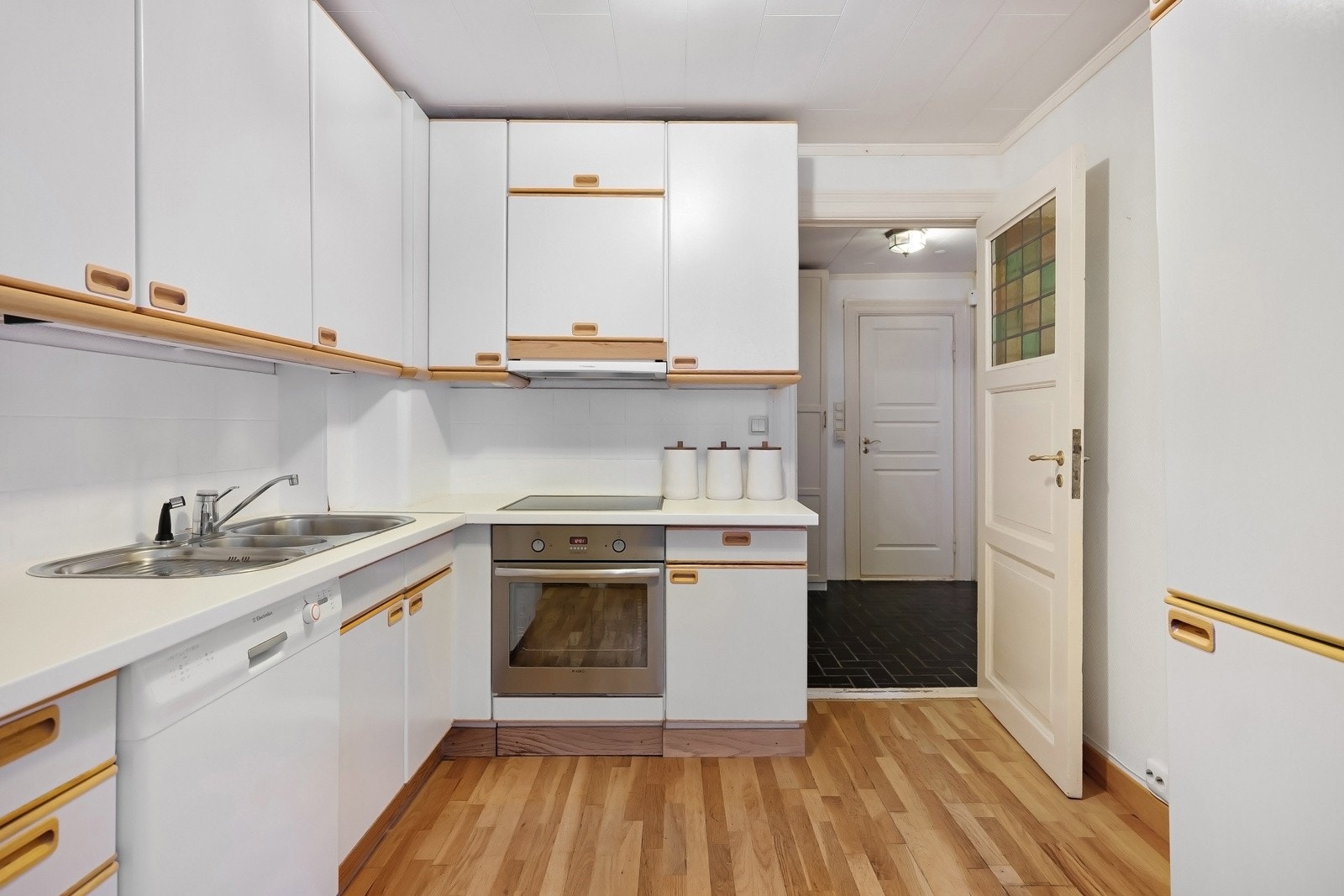 Kjøkkenet er av romslig størrelse, og det er gode muligheter for å etablere drømmekjøkkenet. Galleribilde