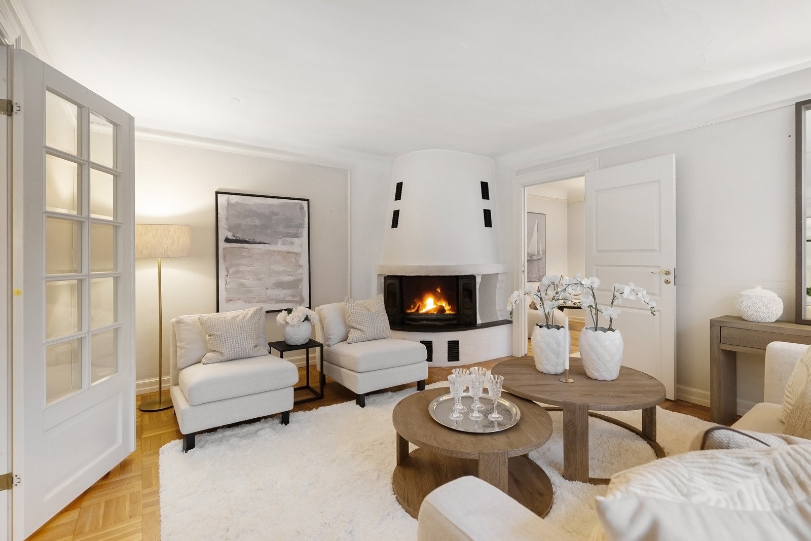 Store vindusflater slipper inn rikelig med naturlig lysinnslipp, og skaper en luftig romfølelse. Galleribilde