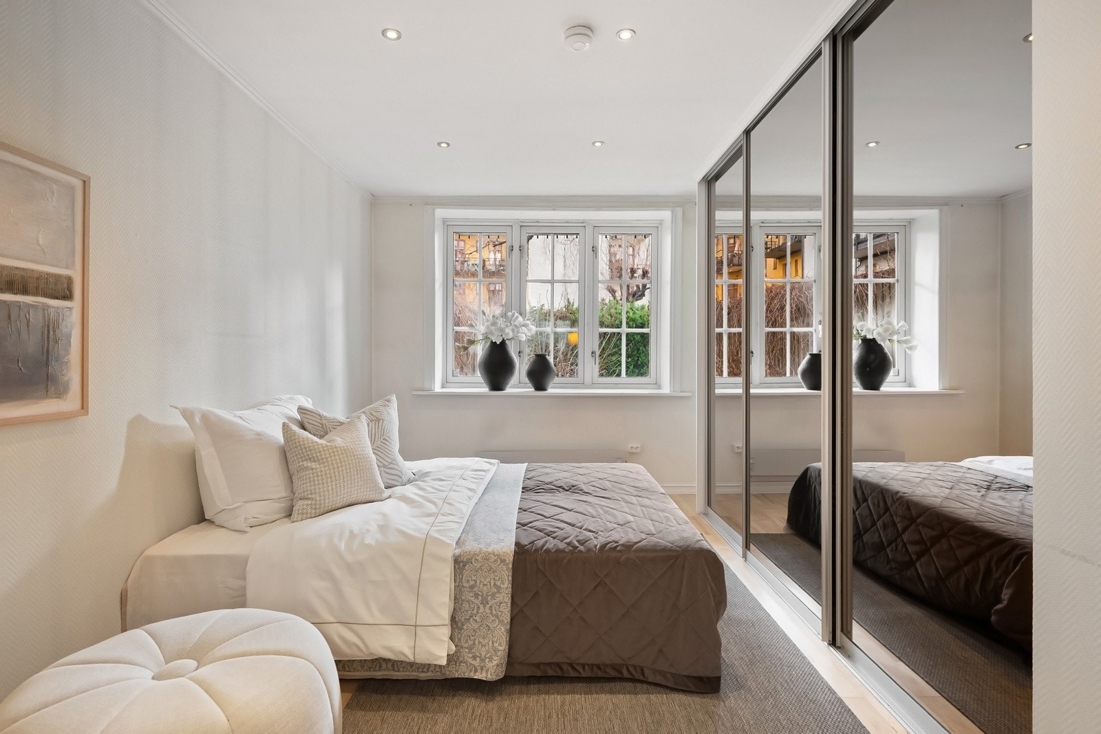 Hovedsoverommet vender mot stille bakgård, er romslig og har god plass til dobbeltseng samt tilhørende møblement. Galleribilde