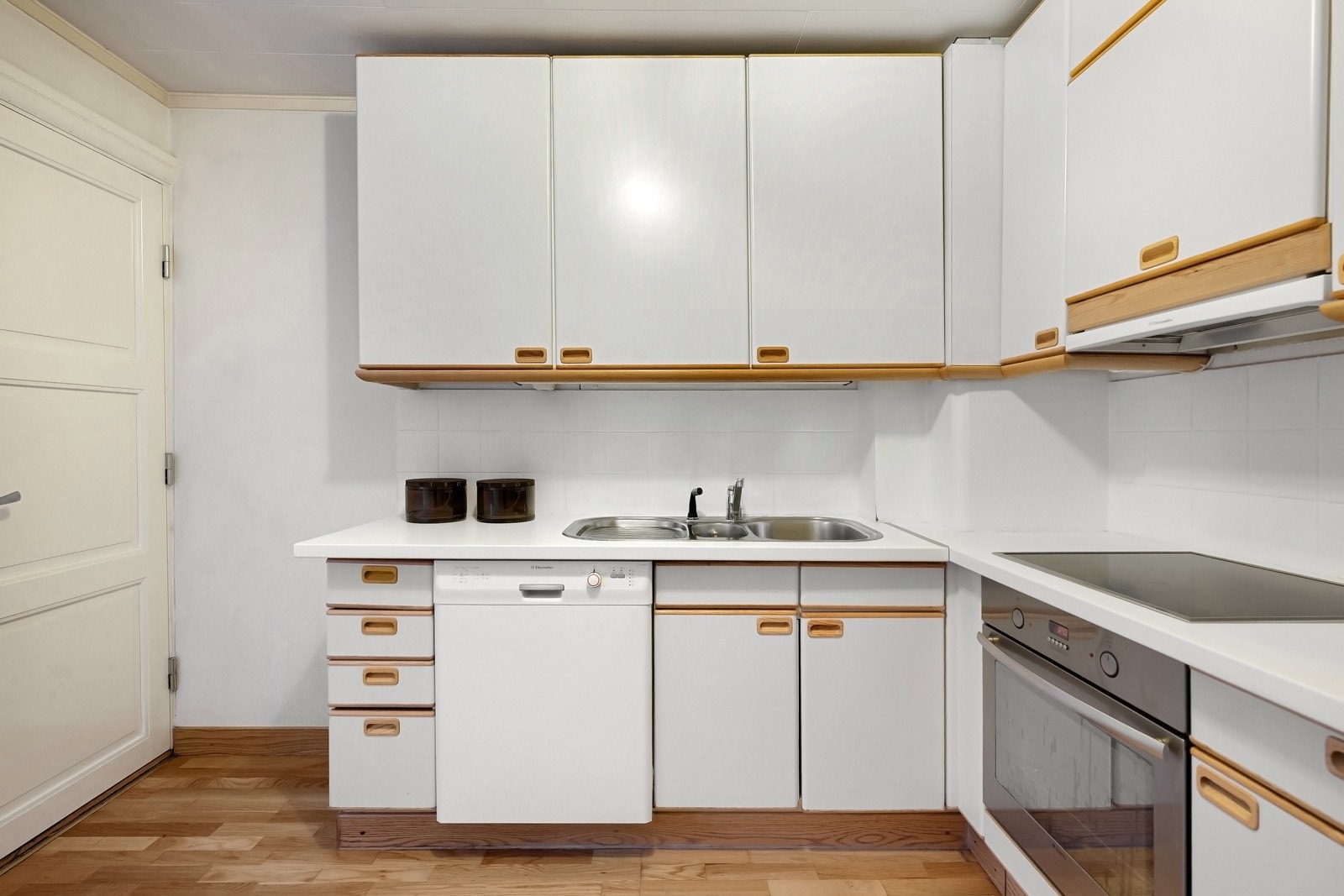 Kjøkkenet er separat, og er av eldre stand med behov for modernisering. Galleribilde