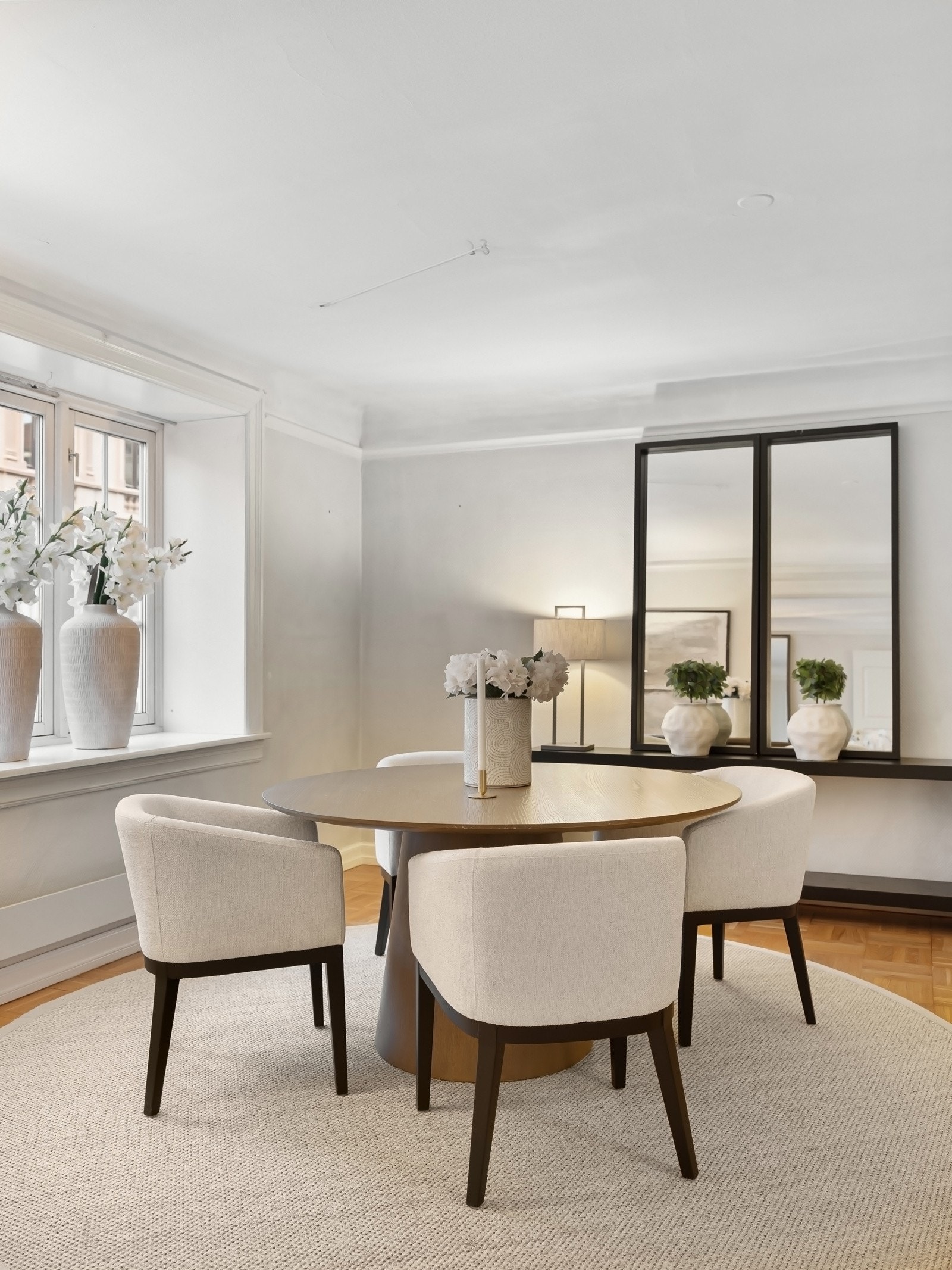 Videre finner man boligens spisegruppe. Galleribilde