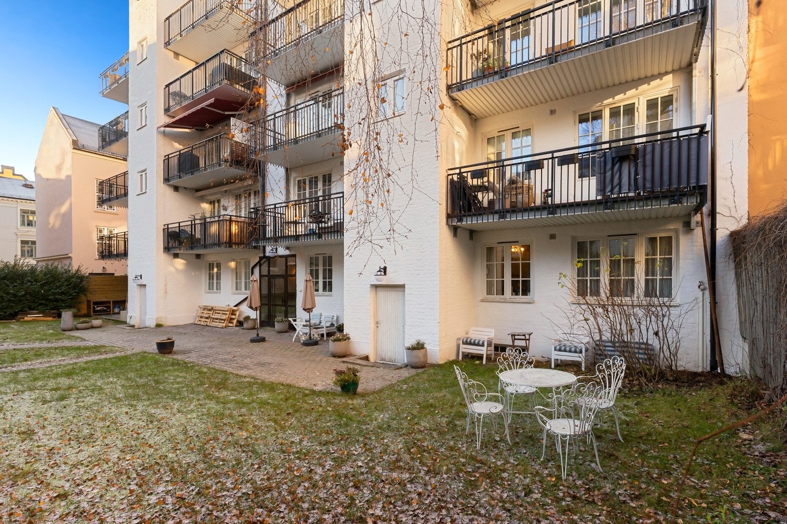 Her kan det etableres utgangsdør med tilhørende platting, naboleiligheten har fått dette tiltaket godkjent. Galleribilde