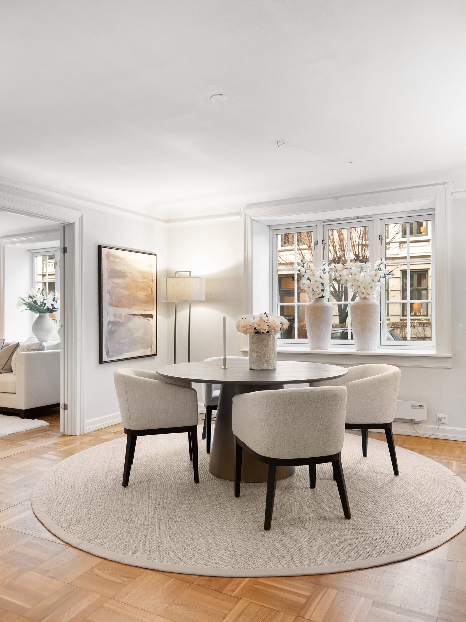 Spisestuen får rikelig med naturlig lysinnslipp fra de store klassiske vinduene. Galleribilde