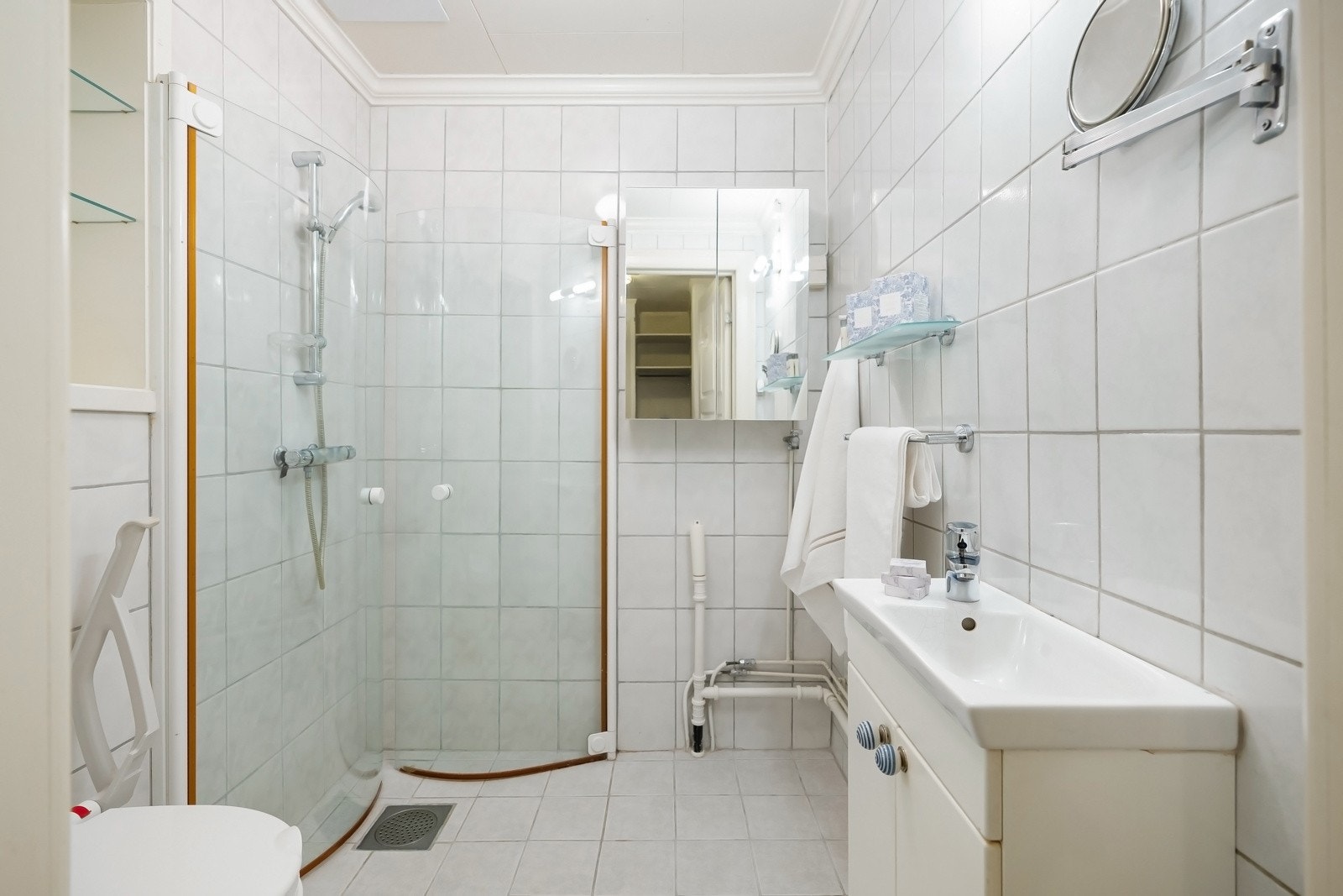 Boligens baderom er av god størrelse, og er flislagt i lyse nøytrale farger. Galleribilde