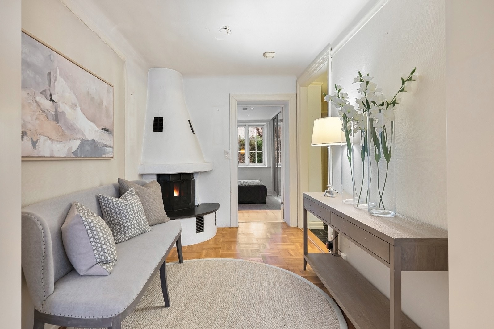 Boligens hall er også utstyrt med en flott peis tilknyttet mursteinspipe. Galleribilde