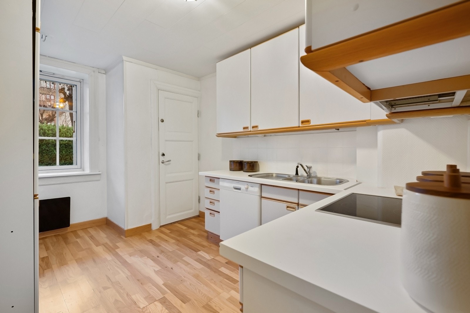 Fra kjøkkenet er det direkte utgang til idyllisk bakgård. Galleribilde