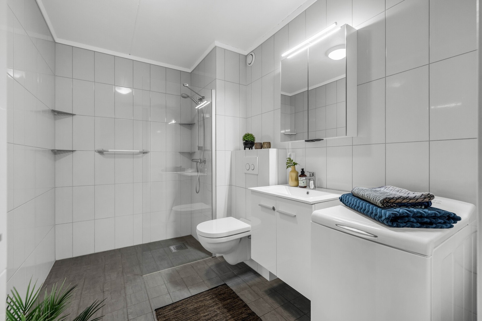 Bad med gulvvarme og opplegg til vaskemaskin Galleribilde