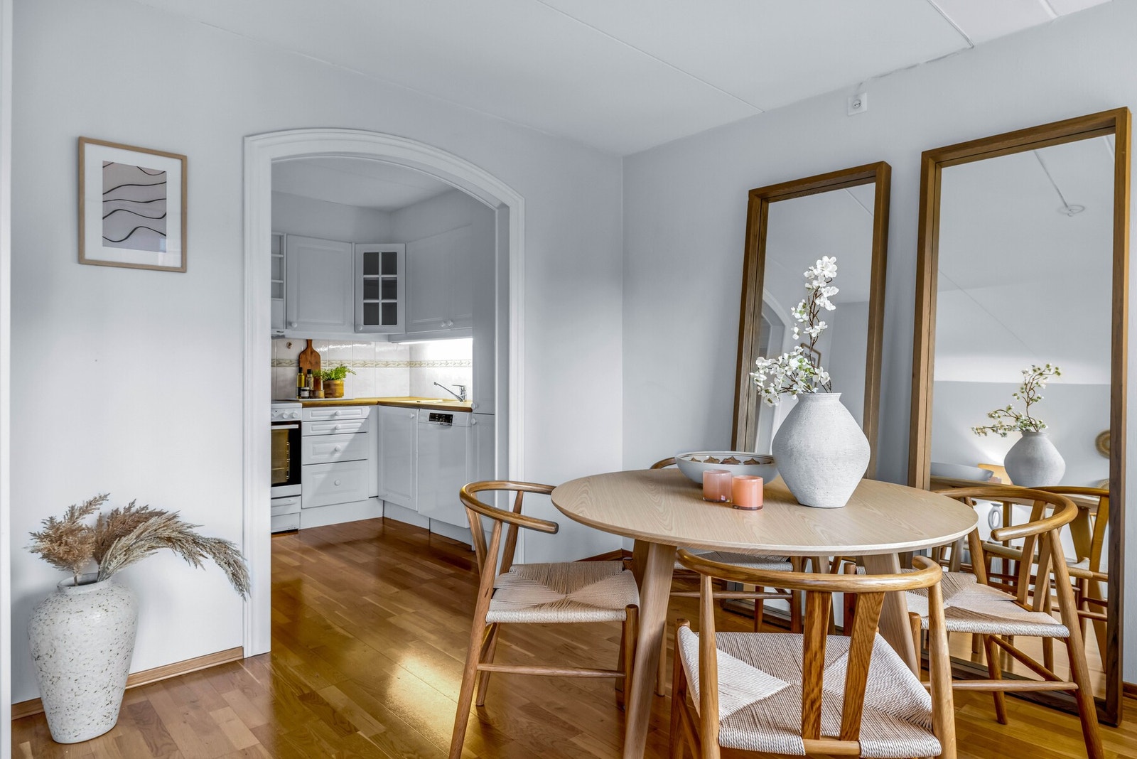 Spisestue tilknyttet kjøkkenet Galleribilde