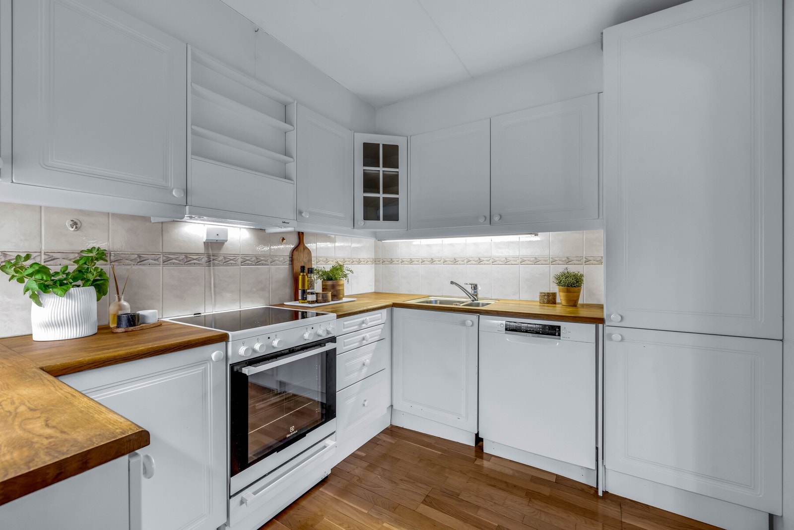 Mulig å åpne opp veggen mellom kjøkken og spisestue og mellom kjøkken og stuen Galleribilde