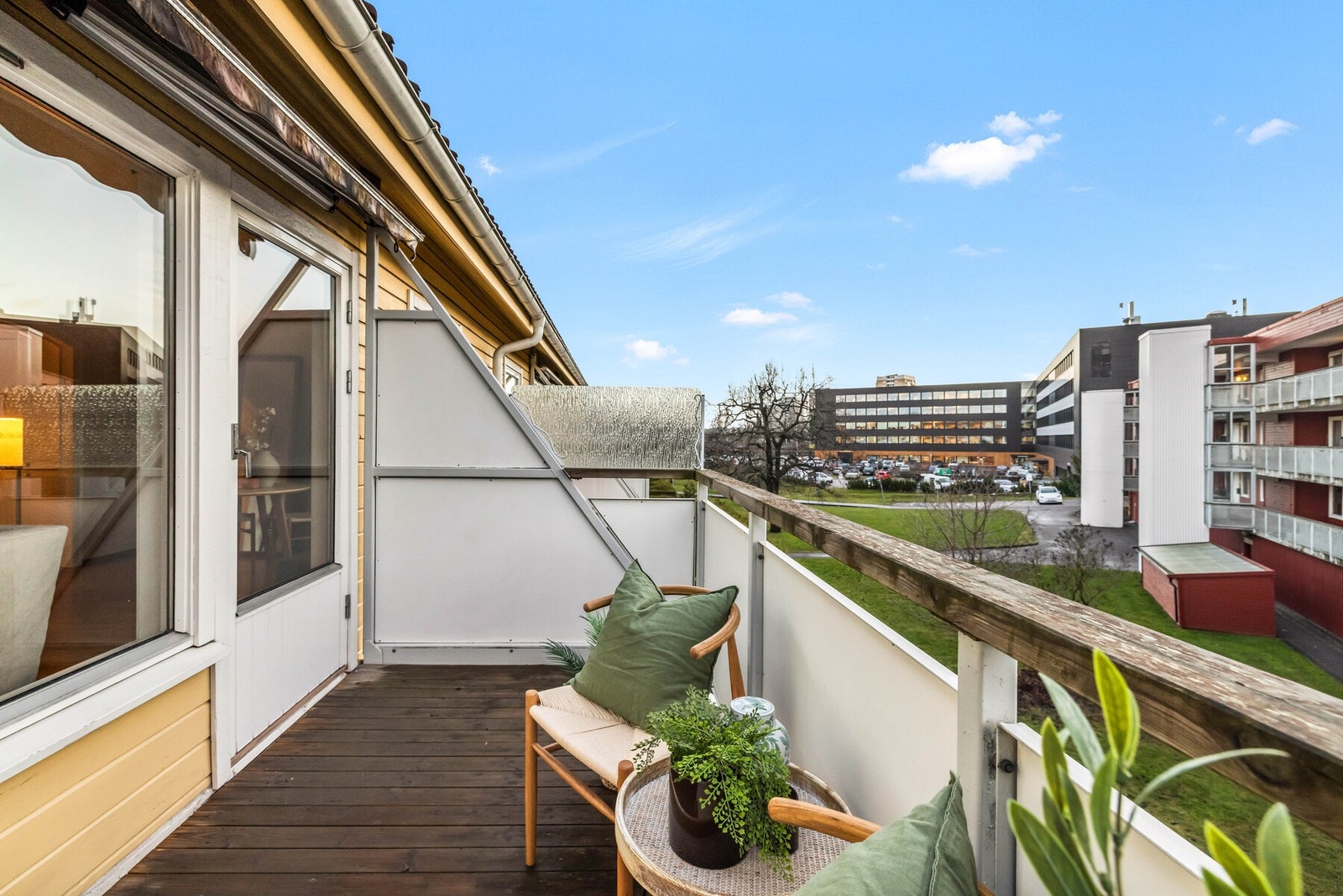 Balkongen er en flott forlengelse av stuen. Tillatt å grille på balkongen med gassgrill Galleribilde