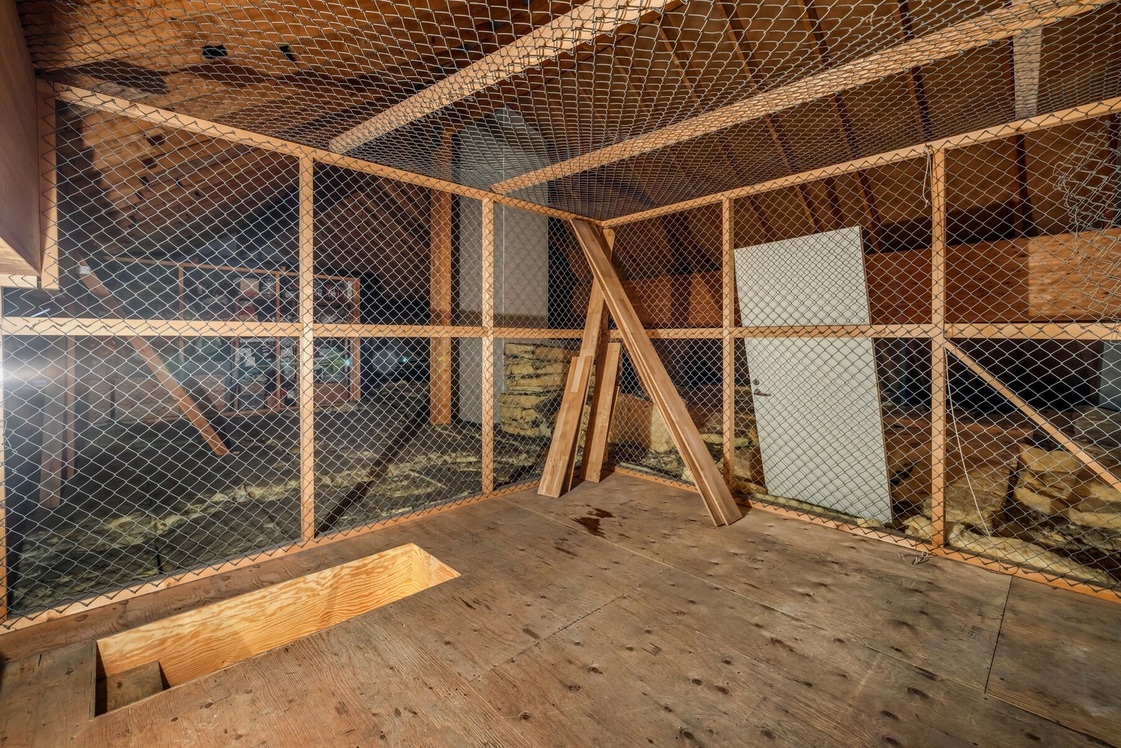 Mulighet for å utvide boligen med loftsarealet over seksjonen (andre naboer har gjort dette). Å innrede loftsarealet er søknadspliktig. Galleribilde