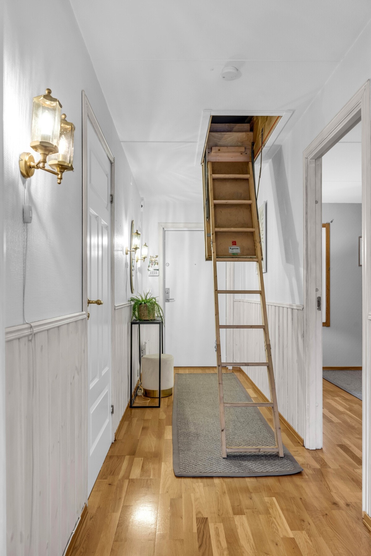 I Entréen er det trappeluke til loftet. På loftet er det en bod på ca. 12 kvm. I tillegg disponerer seksjonen hele loftsarealet over sin seksjon Galleribilde