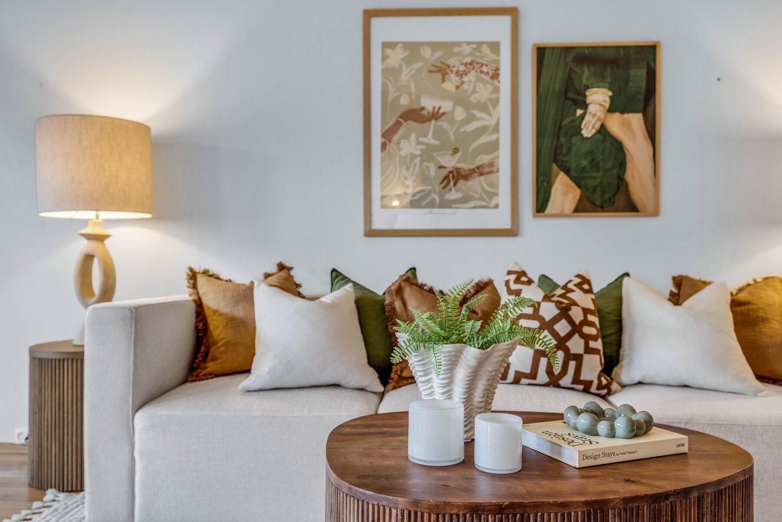 Romslig 3-roms selveiet toppleilighet med stort potensiale. Mulig å bygge om til 4-roms med 3 soverom, samt innrede loftsarealet over seksjonen (søknadspliktig) Galleribilde