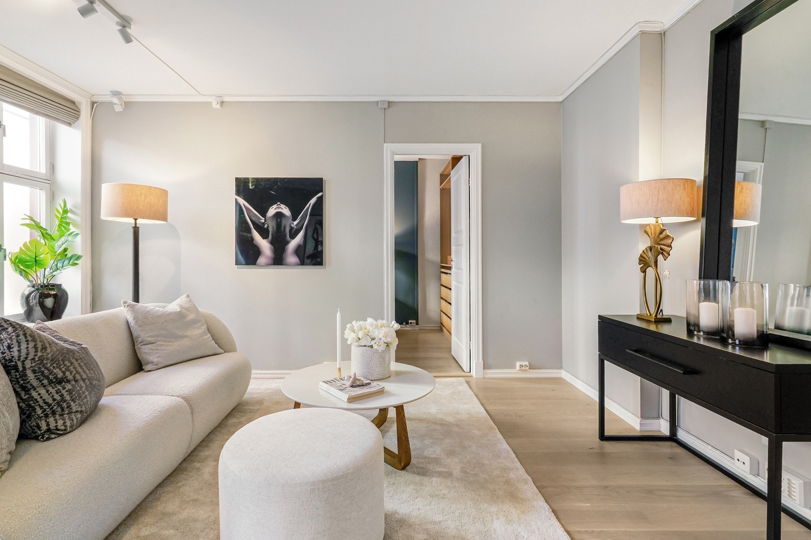 Her er det god plass til både sofagruppe med tilhørende møblement. Galleribilde