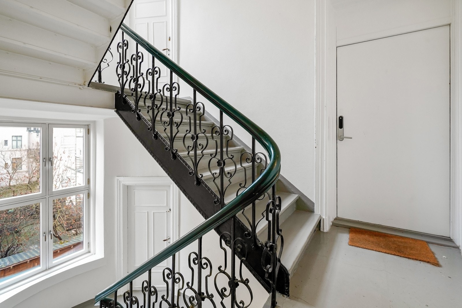 Adkomst via felles trappeoppgang. Leiligheten disponerer én bod i trappeoppgangen samt én kjellerbod. Galleribilde