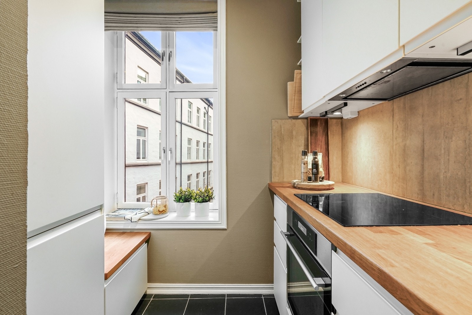 Kjøkkenet har god skap- og skuffeplass, med rikelig oppbevaringsmuligheter for alt man trenger i hverdagen. Galleribilde