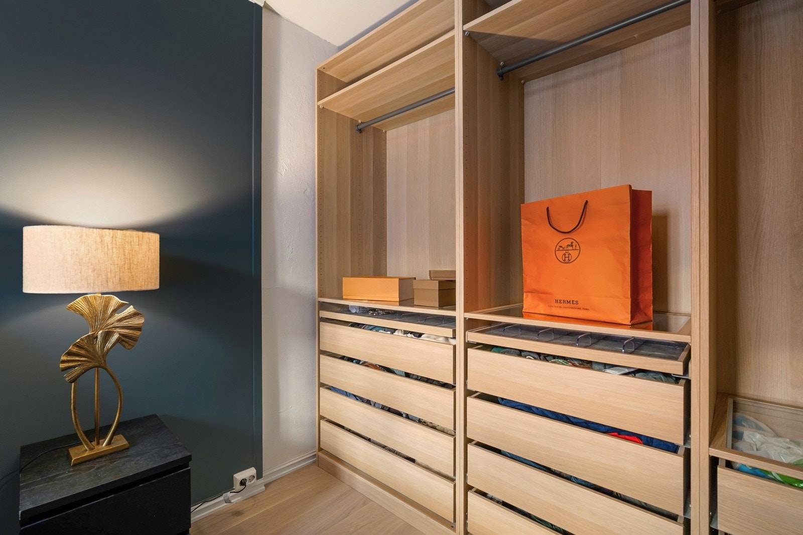 Videre har soverommet god skapplass i en IKEA pax-garderobe. Galleribilde