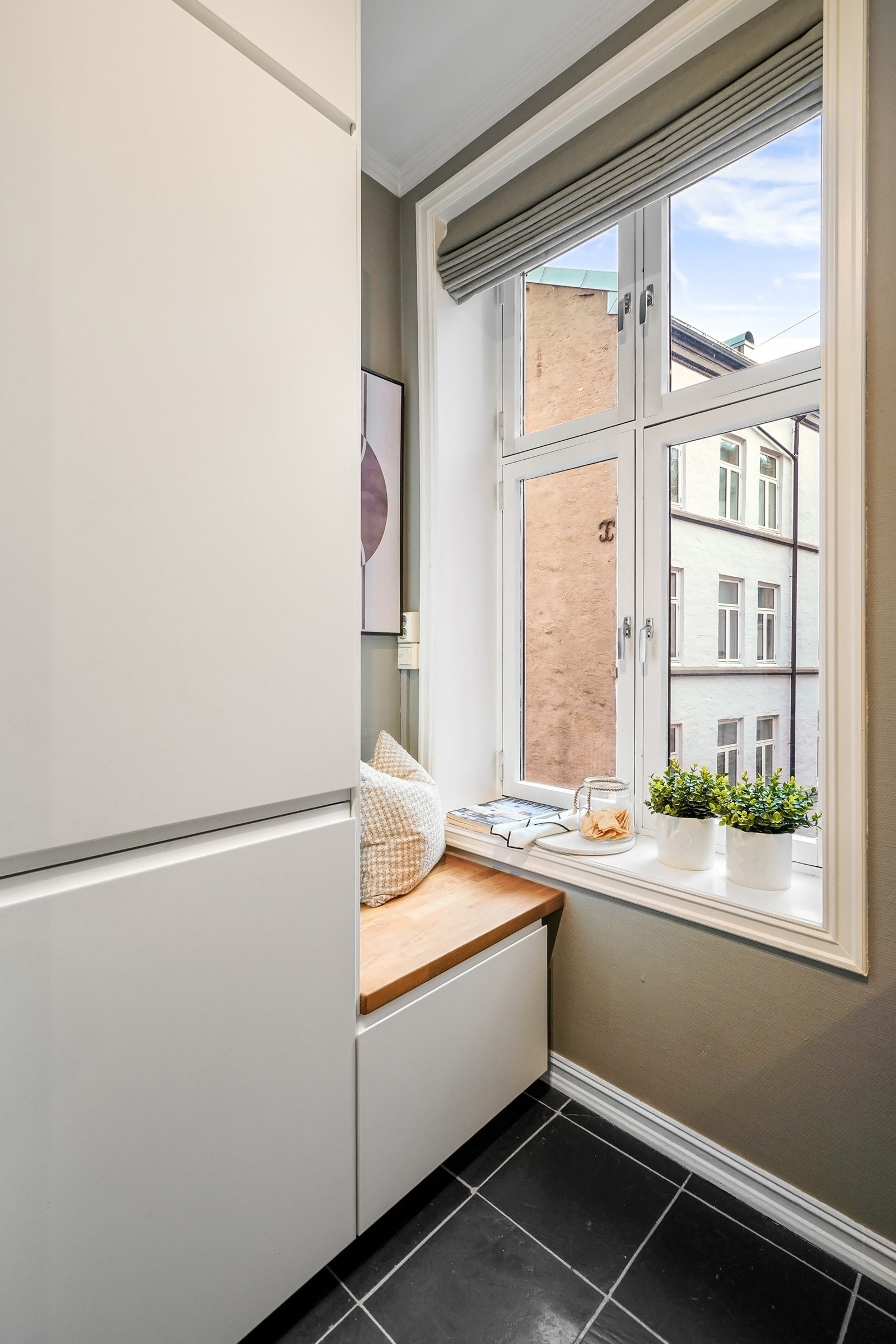 I kjøkkenets hjørne er det en trivelig sittekrok, her kan morgenkaffen nytes. Galleribilde