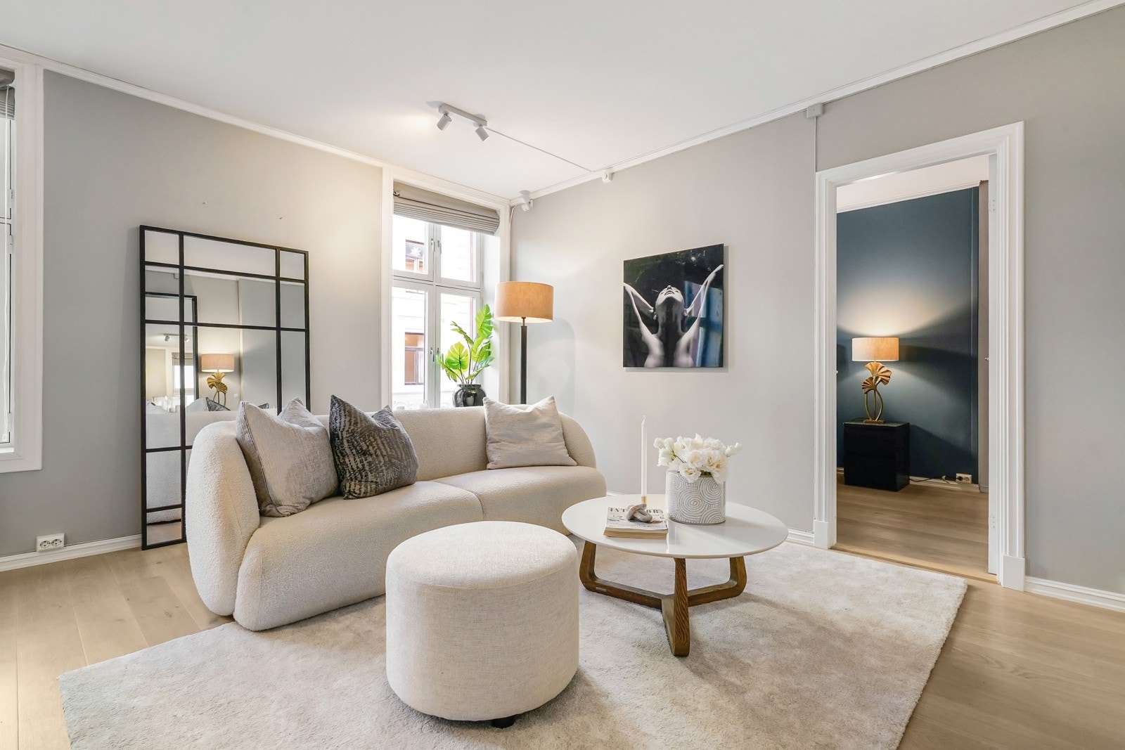 Stuen er lys og luftig med store vinduer som sikrer rikelig med naturlig lysinnslipp. Galleribilde