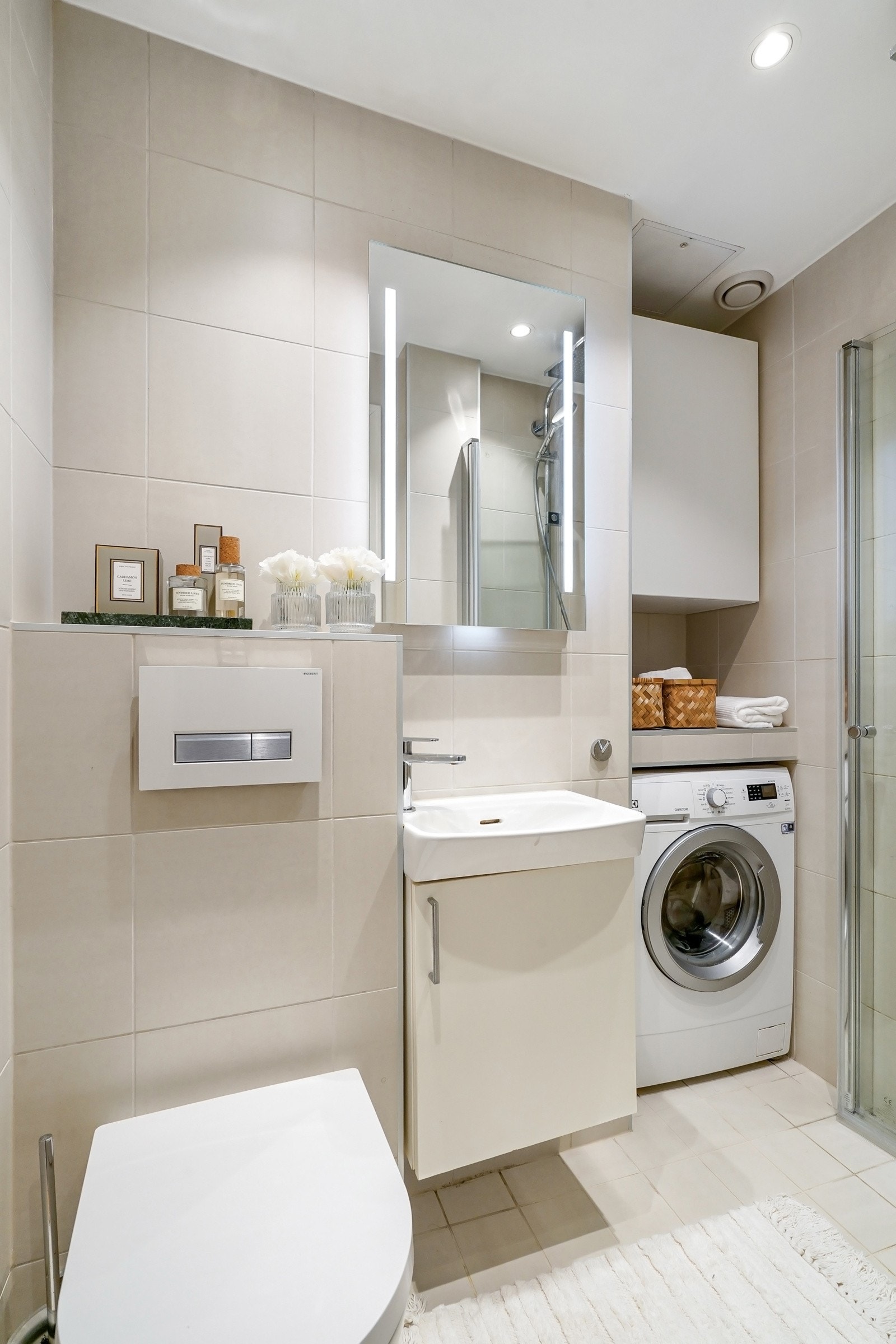 Lekkert bad fra 2017 med delikat innredning samt flislagte vegger og gulv i en tidløs fargetone. Galleribilde