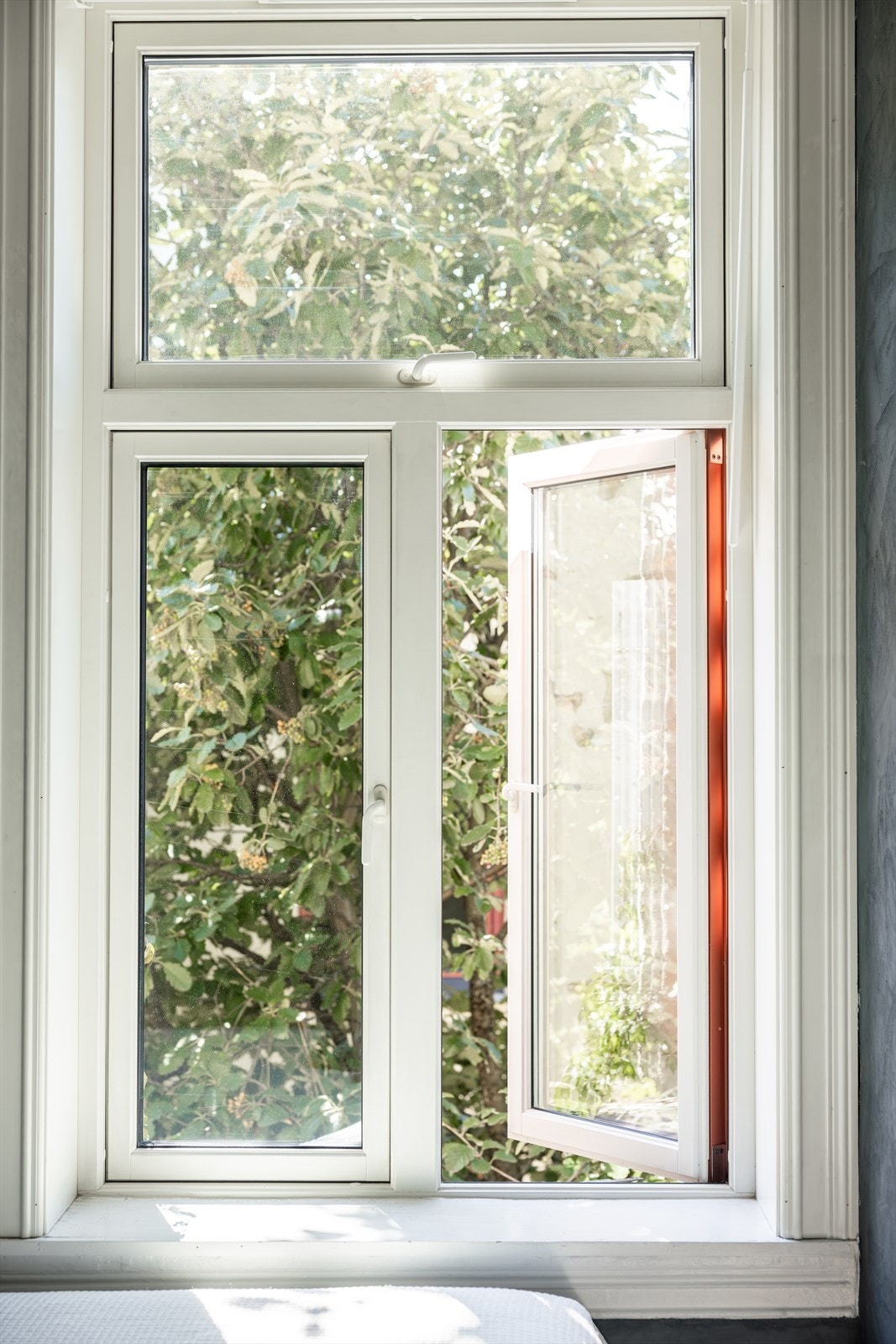 Grønt og skjermet utsyn fra soveromsvinduene Galleribilde