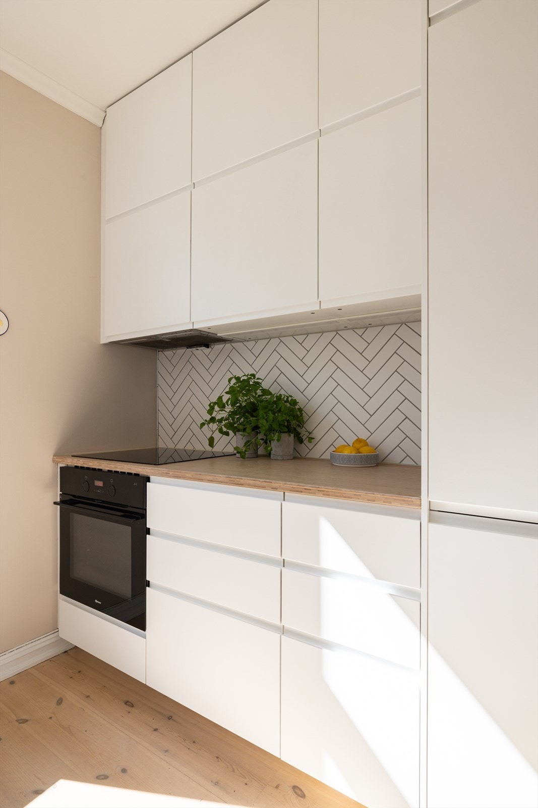 Kjøkkenet er velutstyrt med integrert kjøl/fryseskap, oppvaskmaskin, platetopp og stekeovn. Det er kullfiltervifte over stekesonen Galleribilde