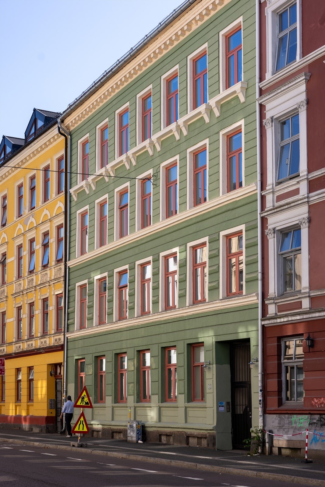 Leiligheten har en supert beliggenhet på Grünerløkka i klassisk bygård oppført i 1898. Bygården ligger fint til og tilbaketrukket i rolige omgivelser Galleribilde