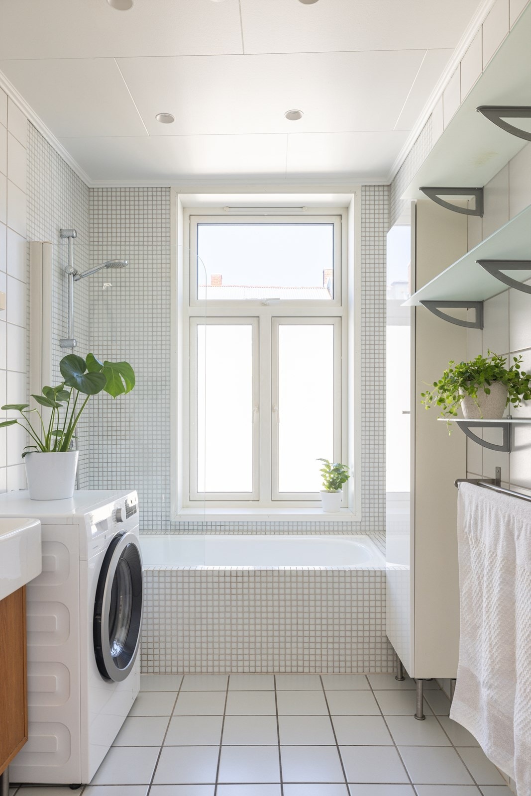 Badet har elektrisk gulvvarme, opplegg for vaskemaskin, servantskap, naturlig avtrekk og toalett. Galleribilde