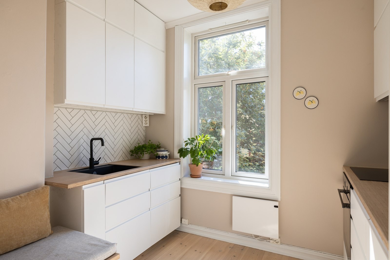 Moderne kjøkken fra IKEA/Kvik, som byr på rikelig med skap -og benkeplass Galleribilde