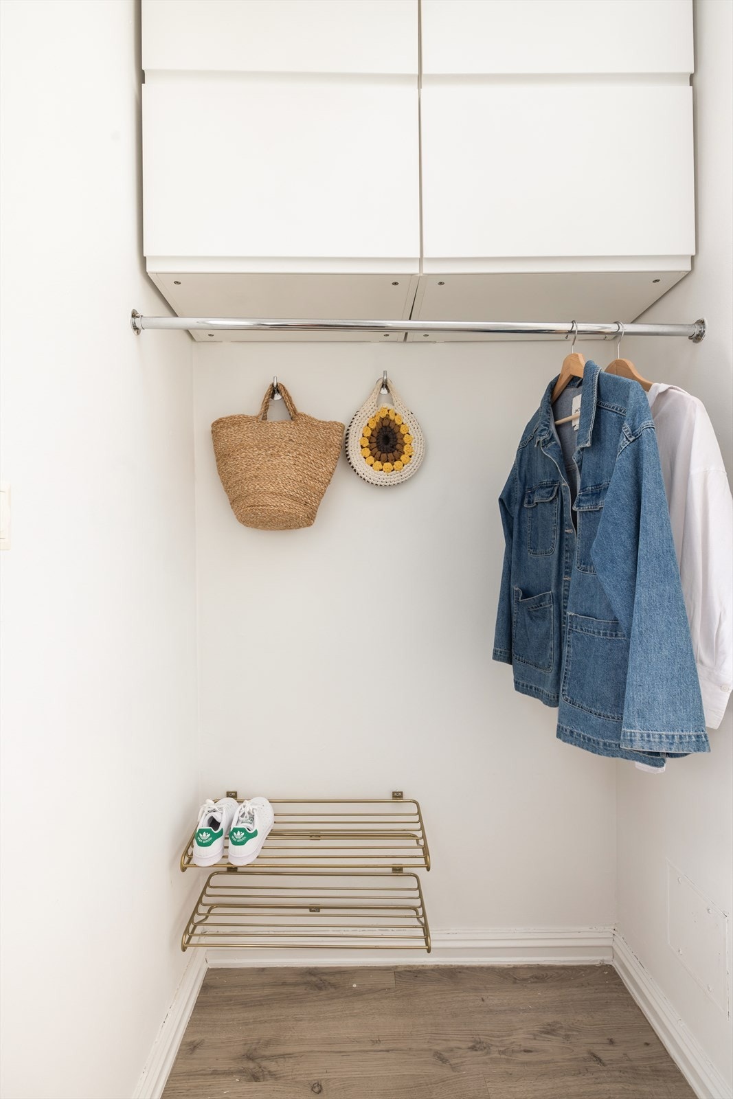 Mellom badet og gangen, finner du en praktisk og skjermet garderobe. Dette er et smart område for oppbevaring av klær og sko, som bidrar til å holde resten av hjemmet ryddig Galleribilde