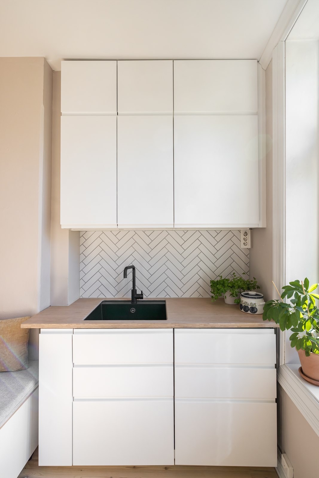 Lekkert kjøkken med rikelig skapplass, der takhøyden er utnyttet til det fulle Galleribilde