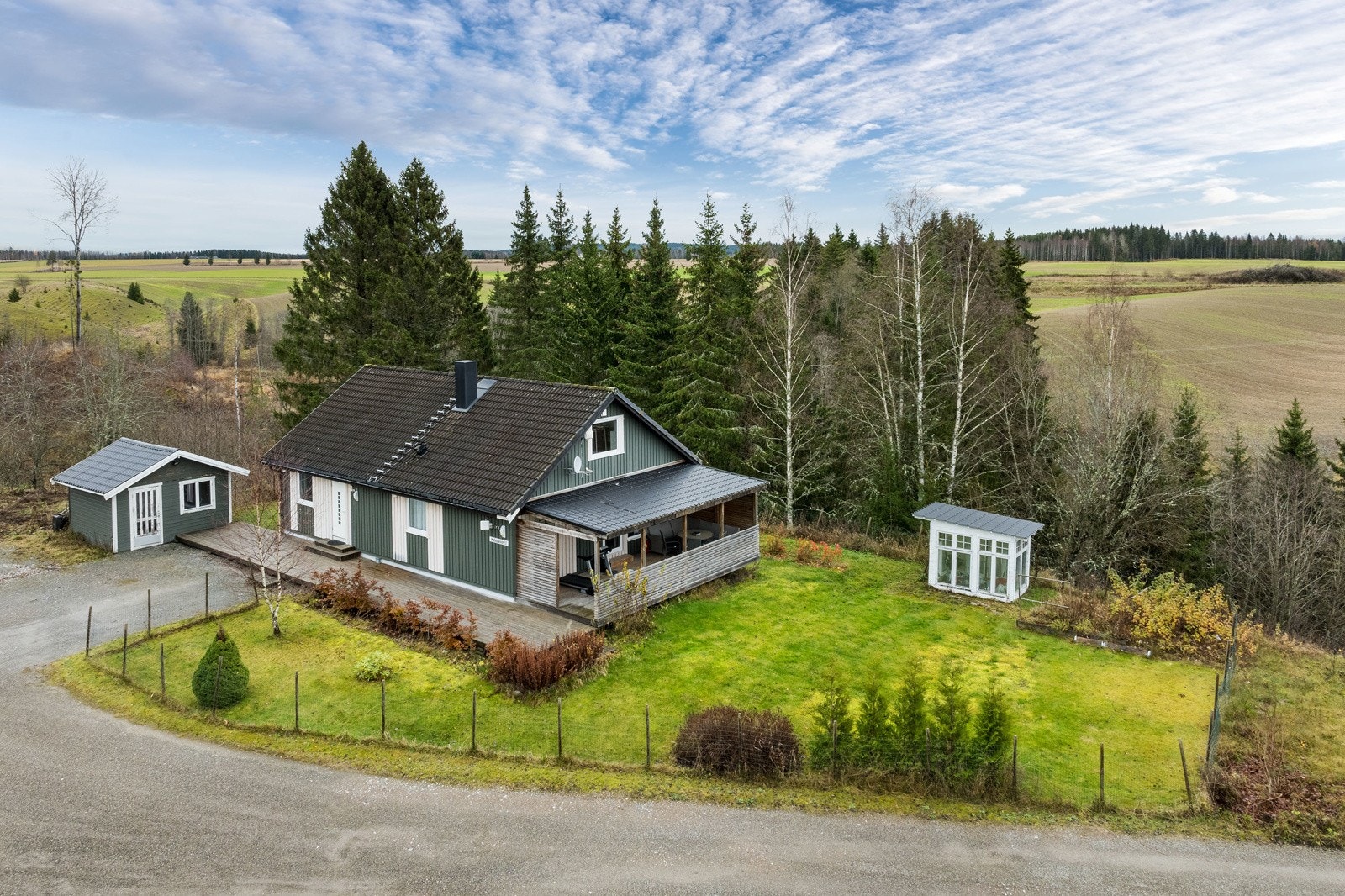 Utvendig venter en stor og solrik tomt på 1.286 kvm, pent opparbeidet med plen, busker og beplantning. Galleribilde